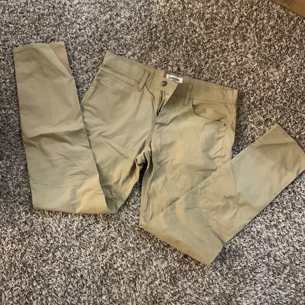 Levi’s Slim Khaki chinos